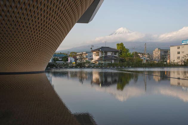 Architektur von Shigeru Ban Japan, Fujinomiya: Mount Fuji World Heritage Center Japan, Fujinomiya: Mount Fuji World Heritage Center (architect: Shigeru Ban). In the background, Mount Fuji *** Local Caption *** Asia; Eastern Asia; Japan  Copyright: xBenard Andia.frx 336519