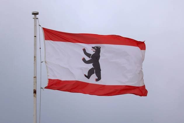 23.05.2021, Hoppegarten, Brandenburg, GER - Fahne des Bundeslandes Berlin vor grauem Himmel. (aussen, Aussenaufnahme, Berlin, Berliner Baer, Berlinfahne, Berlinflagge, Brandenburg, Bundeshauptstadt, Bundesland, deutsch, Deutschland, Europa, europaeisch, Fahne, Fahnenmast, Fahnenstange, Flagge, flattern, flatternd, Freisteller, grau, Hauptstadt, Himmel, Hoppegarten, Land Berlin, Landesfahne, Landesflagge, Mast, niemand, QF, Querformat, Stange, Wappen, wehen, wehend, weht, Westeuropa, Wind, windig) 210523D060HOPPEGARTEN.JPG *** 23 05 2021, Hoppegarten, Brandenburg, GER flag of the federal state Berlin in front of grey sky outside, exterior shot, Berlin, Berliner Baer, Berlinfahne, Berlin flag, Brandenburg, federal capital, federal state, Ger