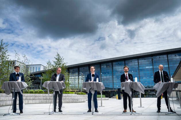 Minister of Finance Nicolai Wammen S, Minister of Health Magnus Heunicke S, Minister of Transport Benny Engelbrecht S, CEO of Dansk Industri Lars Sandahl Soerensen and CEO of Dansk Erhverv Brian Mikkelsen, hold press conference on launch of the new digital corona pass, In front of Terminal 3 at Lufthavnstorvet at Copenhagen Airport Friday, May 28, 2021, Denmark  Copyright: MartinxSylvestx cop106 spdk20210528-133654-L