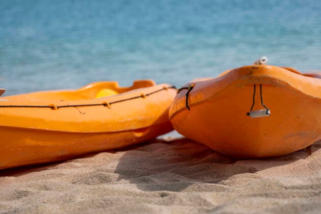 IMAGO Creative: Sommer Sport - Strand Two colorful orange kayaks on a sandy beach ready for paddlers in sunny day. Several orange recreational boats on the sand. Active tourism and water recreation. Two colorful orange kayaks on a sandy beach ready for paddlers in sunny day. Several orange recreational boats on the sand. Active tourism and water recreation Copyright: xx 28919694