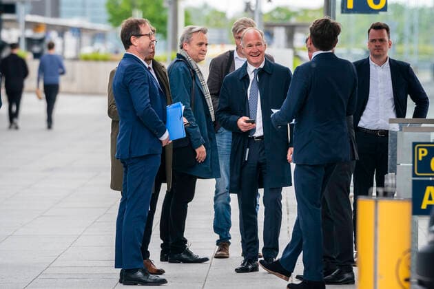 Thomas Woldbye, CEO of Copenhagen Airports AS, greets Minister of Finance Nicolai Wammen S, Minister of Health Magnus Heunicke S, Minister of Transport Benny Engelbrecht S, CEO of Danish Industry Lars Sandahl Soerensen and CEO of the Danish Chamber of Commerce Brian Mikkelsen who holds a press con  Copyright: MartinxSylvestx cop106 spdk20210528-140659-L