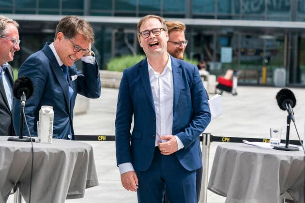 Minister of Finance Nicolai Wammen S, Minister of Health Magnus Heunicke S, Minister of Transport Benny Engelbrecht S, CEO of Dansk Industri Lars Sandahl Soerensen and CEO of Dansk Erhverv Brian Mikkelsen, hold press conference on launch of the new digital corona pass, In front of Terminal 3 at Lufthavnstorvet at Copenhagen Airport Friday, May 28, 2021, Denmark  Copyright: MartinxSylvestx cop106 spdk20210528-140725-L