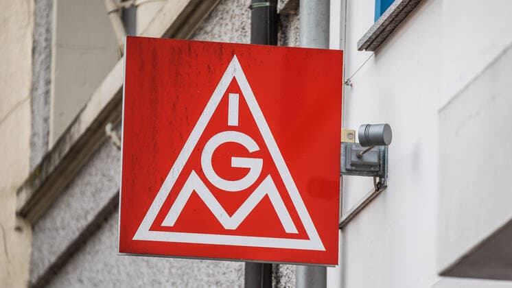 Waldshut-Tiengen, Deutschland - 13. Mai 2021: Das Emblem von IG Metall Sektion Waldshut in der Altstadt von Waldshut-Tiengen.