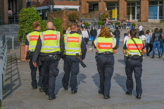 Düsseldorf 15 05 2021 public order office OSD patrol patrol old town pedestrian zone control patrol mask duty pandemic covid corona lockdown mask duty masks shopping retail emergency brake shutdown infection protection law federal emergency brake dwell ban Düsseldorf North Rhine Westphalia Germany