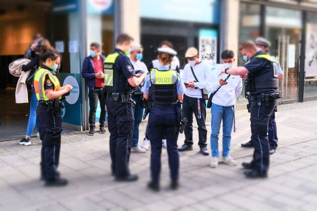 Düsseldorf 28 05 2021 police policeman policewoman public order office OSD joint patrol patrol old town pedestrian zone control patrol mask duty pandemic covid corona lockdown mask duty masks shopping retail emergency brake shutdown infection protection law federal emergency brake dwelling ban Düsseldorf North Rhine Westphalia Germany