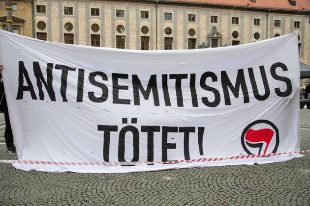 Kundgebung gegen Antisemitismus in München, Transparent: Antisemitismus tötet . Ca. 60 Menschen versammelten sich am 28. Mai 2021 in München gegen Antisemitsmus vor allem im Zusammenhang mit dem eskalierten sog. Nahost Konflikt zu demonstrieren. - Banner reading: Antisemitsm kills! On May 28, 2021 about 60 people joined a rally against antisemitism especially in the context of the Arab Israeli conflict in Munich, Germany. München Bayern Deutschland *** Rally against antisemitism in Munich, banner reading Antisemitism kills On May 28, 2021 about 60 people joined a rally against antisemitism especially in the context of the escalated so-called Middle East conflict in Munich, Germany Munich Bavaria Germany