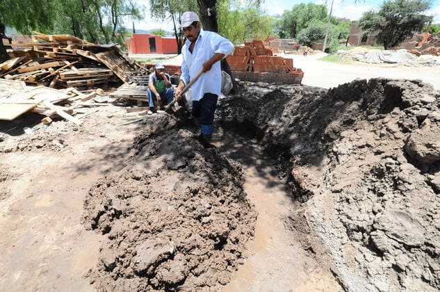 Production Of Clay Blocks In Mexico QUERETARO, MEXICO MAY 28: A worker is seen during the production of clay partitions, handmade with a clay material with which he shapes partitions, tiles and other different shapes, that will be used for the construction of houses. mud or yellow brick is the most common for the construction of buildings and houses in Mexico. On May 28, 2021 in Queretaro, Mexico. Copyright: xCarlosxTischlerx EYEPIXGROUP_CT_28052021_7845