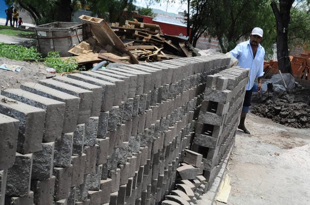 Production Of Clay Blocks In Mexico QUERETARO, MEXICO MAY 28: A worker is seen during the production of clay partitions, handmade with a clay material with which he shapes partitions, tiles and other different shapes, that will be used for the construction of houses. mud or yellow brick is the most common for the construction of buildings and houses in Mexico. On May 28, 2021 in Queretaro, Mexico. Copyright: xCarlosxTischlerx EYEPIXGROUP_CT_28052021_7849