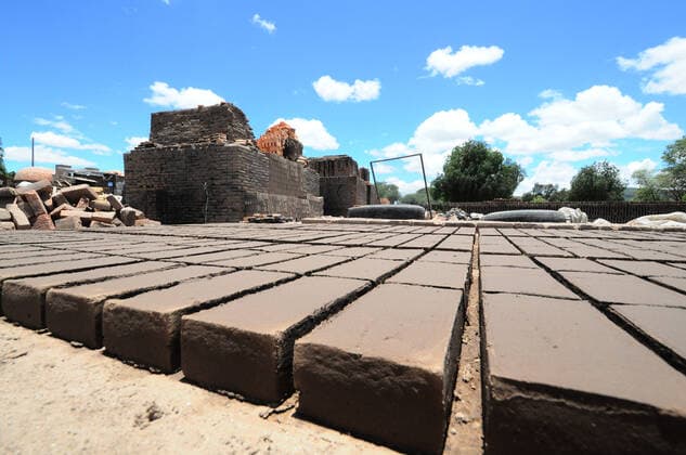 Production Of Clay Blocks In Mexico QUERETARO, MEXICO MAY 28: A worker is seen during the production of clay partitions, handmade with a clay material with which he shapes partitions, tiles and other different shapes, that will be used for the construction of houses. mud or yellow brick is the most common for the construction of buildings and houses in Mexico. On May 28, 2021 in Queretaro, Mexico. Copyright: xCarlosxTischlerx EYEPIXGROUP_CT_28052021_7855