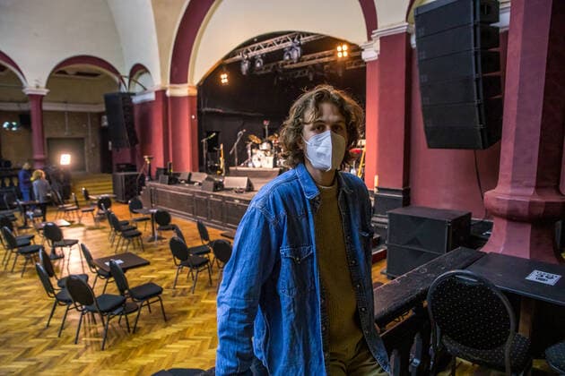 With great media interest the first indoor concert in Germany in 2021 took place on 28 5 2021 after a seven month break Due to the low incidence the Felsenkeller Leipzig decided to invit