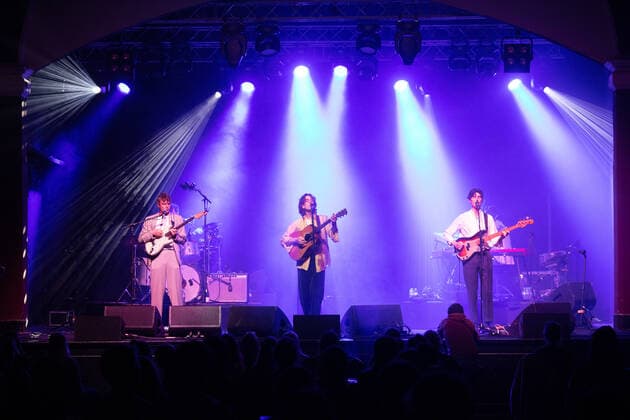 With great media interest the first indoor concert in Germany in 2021 took place on 28 5 2021 after a seven month break Due to the low incidence the Felsenkeller Leipzig decided to invit
