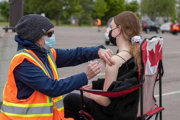 May 28, 2021, Kingston, Ontario, Canada: A person receives a COVID-19 vaccine at a drive-thru clinic at Richardson Stadium in Kingston, Ont., on Friday, May 28, 2021. Kingston Canada  - ZUMAc35_ 20210528_zaf_c35_038 Copyright: xLarsxHagbergx