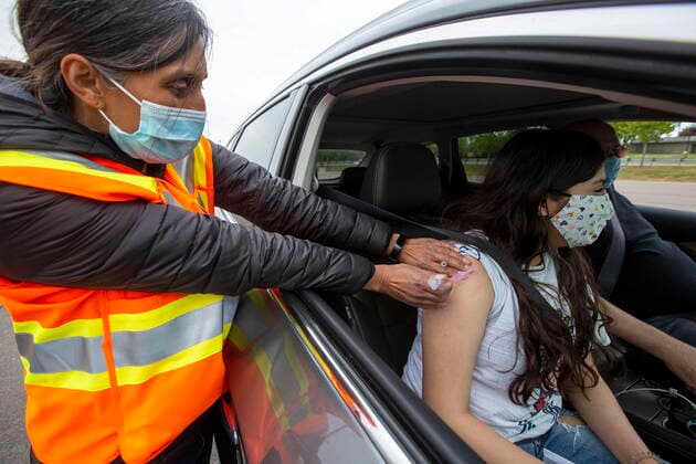 News Bilder des Tages May 28, 2021, Kingston, Ontario, Canada: A person receives a COVID-19 vaccine from Dr. Rupa Patel at a drive-thru clinic at Richardson Stadium in Kingston, Ont., on Friday, May 28, 2021. Kingston Canada  - ZUMAc35_ 20210528_zaf_c35_045 Copyright: xLarsxHagbergx