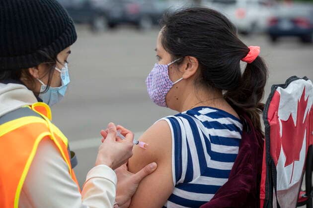 May 28, 2021, Kingston, Ontario, Canada: A person receives a COVID-19 vaccine at a drive-thru clinic at Richardson Stadium in Kingston, Ont., on Friday, May 28, 2021. Kingston Canada  - ZUMAc35_ 20210528_zaf_c35_053 Copyright: xLarsxHagbergx