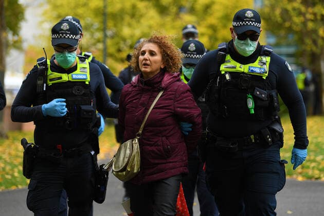 VICTORIA CORONAVIRUS COVID19, Police detain a protester at Flagstaff Gardens in Melbourne, Saturday, May 29, 2021. Anti-lockdown and anti vaccination protesters are demonstrating in defiance of Victorian health directives and mandatory stay-at-home orders following a 7 day lockdown. ( NO ARCHIVING, EDITORIAL USE ONLY, NO USE IN BOOKS WITHOUT CONSENT MELBOURNE VIC AUSTRALIA  Copyright: xJAMESxROSSx 20210529001545906697