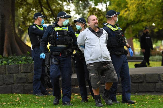 VICTORIA CORONAVIRUS COVID19, Police detain a protester at Flagstaff Gardens in Melbourne, Saturday, May 29, 2021. Anti-lockdown and anti vaccination protesters are demonstrating in defiance of Victorian health directives and mandatory stay-at-home orders following a 7 day lockdown. ( NO ARCHIVING, EDITORIAL USE ONLY, NO USE IN BOOKS WITHOUT CONSENT MELBOURNE VIC AUSTRALIA  Copyright: xJAMESxROSSx 20210529001545906881