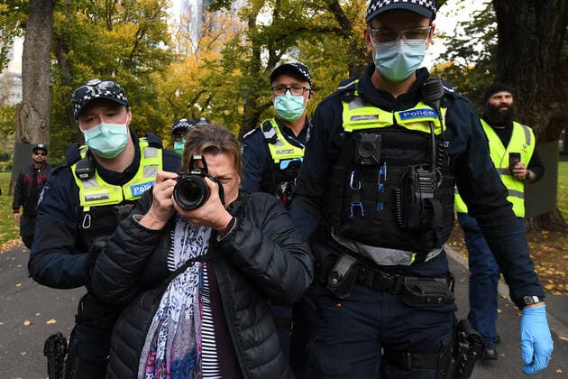 VICTORIA CORONAVIRUS COVID19, Police detain a protester at Flagstaff Gardens in Melbourne, Saturday, May 29, 2021. Anti-lockdown and anti vaccination protesters are demonstrating in defiance of Victorian health directives and mandatory stay-at-home orders following a 7 day lockdown. ( NO ARCHIVING, EDITORIAL USE ONLY, NO USE IN BOOKS WITHOUT CONSENT MELBOURNE VIC AUSTRALIA  Copyright: xJAMESxROSSx 20210529001545911043
