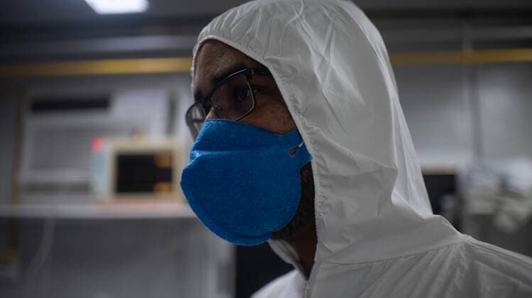 Virus Outbreak Brazil Health worker with his personal protection equipment in the intensive cares area of a hospital in Rio de Janeiro, Brazil on May 27, 2021. The Country confirms more than 2,245 deaths by covid-19 and the total reaches 456,674, deaths. The Ministry of Health confirmed on May 27, 202 another 2,245 victims of covid-19 in Brazil, bringing the total number of deaths to 456,674, in addition to 67,467 new cases in 24 hours. Now, the number of confirmed diagnoses is 16,342,162. 14,786,292 people recovered and 1,099,196 in follow-up Covid-19: Indian strain threatens to make the third wave worse. Ministry says it is concerned with the inversion of the infection curve by covid-19, which again showed growth, putting pressure on th Copyright: xFabioxTeixeirax
