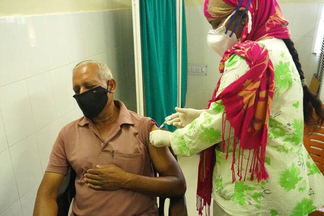 Virus Outbreak India A Health worker Inoculates People with a dose of the Covid-19 coronavirus vaccine at a vaccination centre in Ajmer, Rajasthan, India on 29 May 2021. Ajmer Rajasthan India sharma-notitle210529_npZWN  Copyright: xHimanshuxSharmax