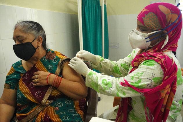 Virus Outbreak India A Health worker Inoculates People with a dose of the Covid-19 coronavirus vaccine at a vaccination centre in Ajmer, Rajasthan, India on 29 May 2021. Ajmer Rajasthan India sharma-notitle210529_npEe6  Copyright: xHimanshuxSharmax
