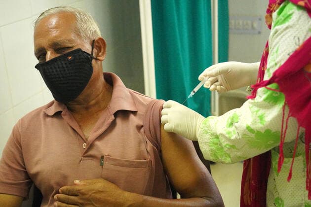 Virus Outbreak India A Health worker Inoculates People with a dose of the Covid-19 coronavirus vaccine at a vaccination centre in Ajmer, Rajasthan, India on 29 May 2021. Ajmer Rajasthan India sharma-notitle210529_npUWD  Copyright: xHimanshuxSharmax