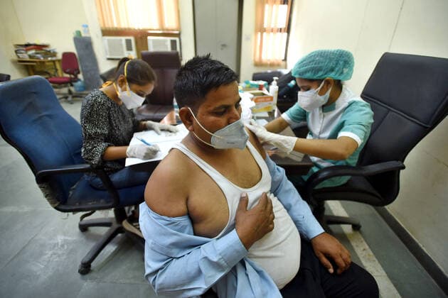 NOIDA, INDIA - MAY 28: A medic administers a dose of Covid-19 vaccine to a beneficiary, on May 28, 2021 in Noida, India. (Photo by Sunil Ghosh Hindustan Times) COVID-19 Vaccination Drive