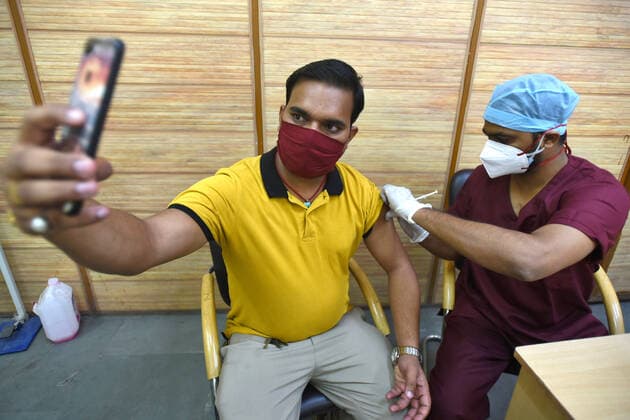 NOIDA, INDIA - MAY 28: A medic administers a dose of Covid-19 vaccine to a beneficiary, on May 28, 2021 in Noida, India. (Photo by Sunil Ghosh Hindustan Times) COVID-19 Vaccination Drive