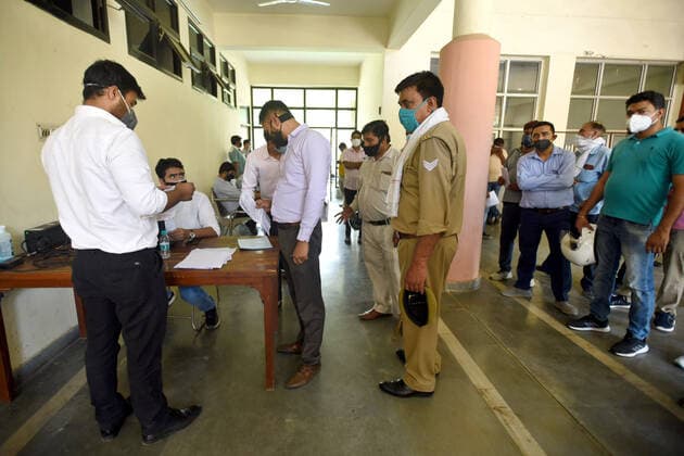 NOIDA, INDIA - MAY 28: A medic administers a dose of Covid-19 vaccine to a beneficiary, on May 28, 2021 in Noida, India. (Photo by Sunil Ghosh Hindustan Times) COVID-19 Vaccination Drive