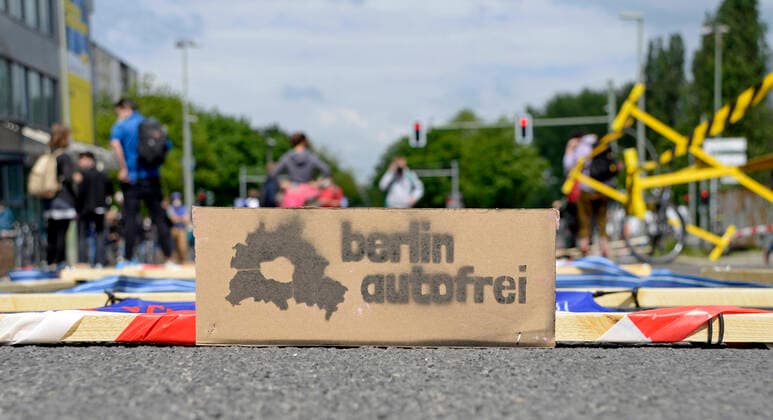 News Themen der Woche KW21 News Bilder des Tages 29 . 05 . 2021 , Berlin Mitte : Demonstration der Initiative Volksentscheid Berlin autofrei und Greenpeace Berlin gegen den Flächenverbrauch von Autos in der Stadt . *** 29 05 2021 , Berlin Mitte Demonstration of the initiative Volksentscheid Berlin autofrei and Greenpeace Berlin against the land consumption of cars in the city.