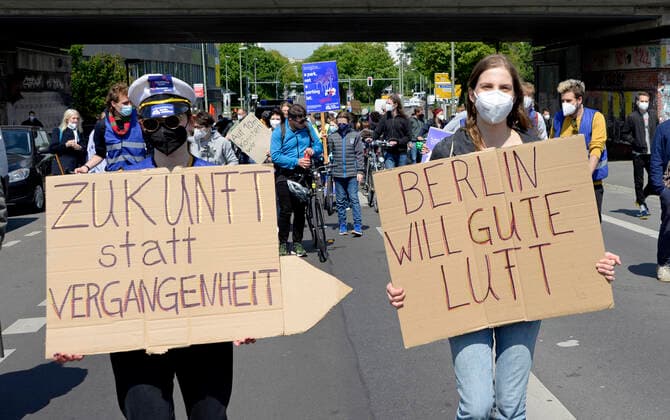 29 . 05 . 2021 , Berlin Mitte : Demonstration der Initiative Volksentscheid Berlin autofrei und Greenpeace Berlin gegen den Flächenverbrauch von Autos in der Stadt . *** 29 05 2021 , Berlin Mitte Demonstration of the initiative Volksentscheid Berlin autofrei and Greenpeace Berlin against the land consumption of cars in the city.