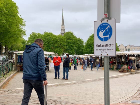 Traditional weekly market in Heide 29 05 2021On the traditional weekly market on the market place in Heide in Schleswig Holstein you can shop all year round Producers from the region offer their products here on Saturdays Mainly fish,