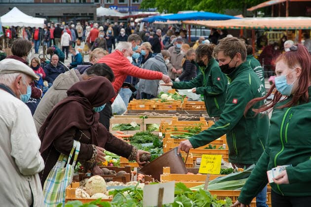 Traditional weekly market in Heide 29 05 2021On the traditional weekly market on the market place in Heide in Schleswig Holstein you can shop all year round Producers from the region offer their products here on Saturdays Mainly fish,