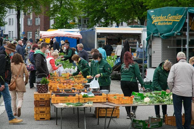 Traditional weekly market in Heide 29 05 2021On the traditional weekly market on the market place in Heide in Schleswig Holstein you can shop all year round Producers from the region offer their products here on Saturdays Mainly fish,