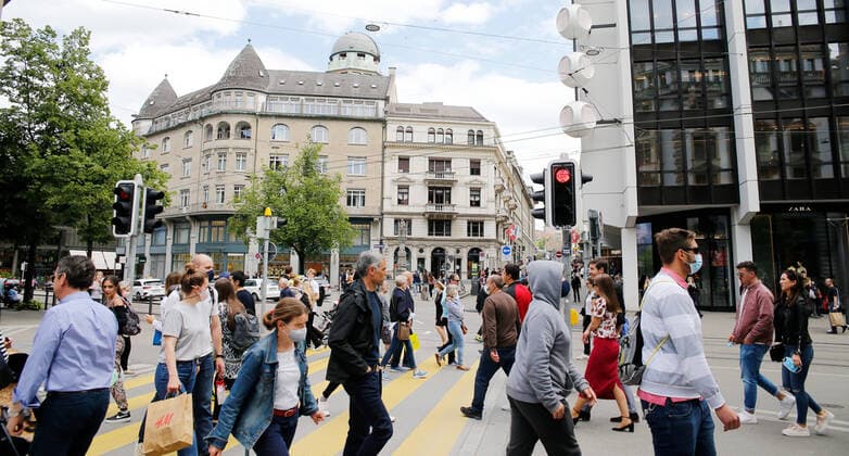 Photo Manuel Geisser 29 05 2021 Zurich Passers-by on Bahnhofstrasse in Zurich