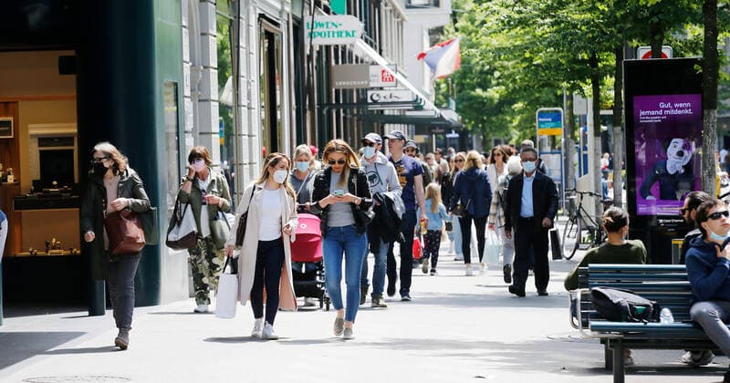 Photo Manuel Geisser 29 05 2021 Zurich Passers-by on Bahnhofstrasse in Zurich