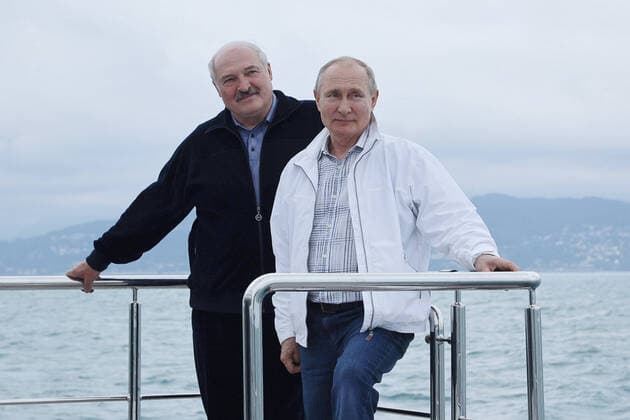 Bilder des Jahres 2021, News 05 Mai News Themen der Woche KW21 News Bilder des Tages SOCHI, RUSSIA - MAY 29, 2021: Belarusian President Alexander Lukashenko (L) and Russia s President Vladimir Putin during a boat ride off Russia s Black Sea coast. Sergei Ilyin Russian Presidential Press and Information Office TASS  TS1020FE
