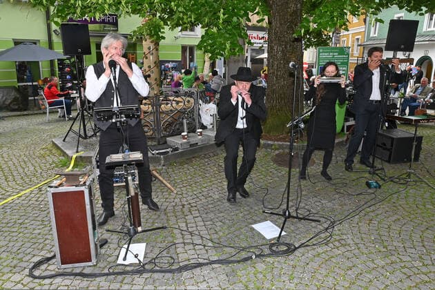 First of four parts of the event Hausmusikroas , with local folk musicians, on squares of the town of Gmunden, in the
