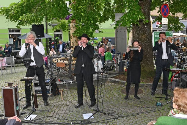 First of four parts of the event Hausmusikroas , with local folk musicians, on squares of the town of Gmunden, in the
