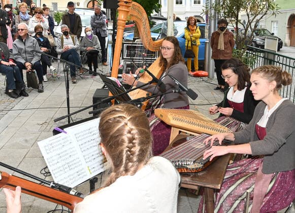 First of four parts of the event Hausmusikroas , with local folk musicians, on squares of the town Gmunden, in the Upper Austrian Salzkammergut, as part of the Salzkammergut Festival Gmunden 2021, on 29 05 2