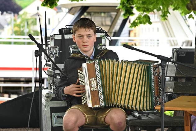First of four parts of the event Hausmusikroas , with local folk musicians, on squares of the village Gmunden, in the Upper Austrian Salzkammergut, as part of the Salzkammergut Festival Gmunden 2021, on 29 05 21 T