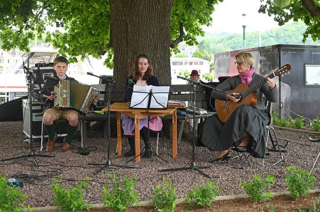 First of four parts of the event Hausmusikroas , with local folk musicians, on squares of the village Gmunden, in the Upper Austrian Salzkammergut, as part of the Salzkammergut Festival Gmunden 2021, on 29 05 21 T