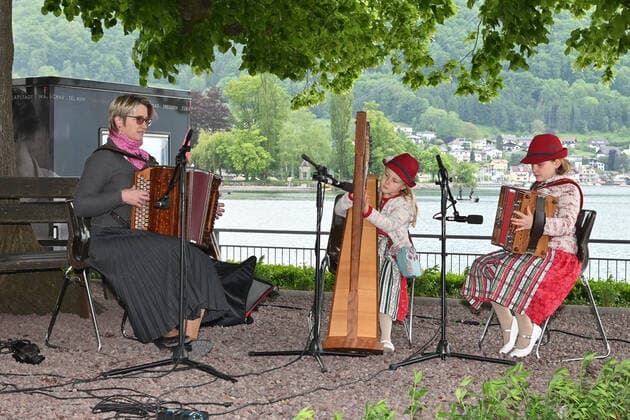 First of four parts of the event Hausmusikroas , with local folk musicians, on squares of the village Gmunden, in the Upper Austrian Salzkammergut, as part of the Salzkammergut Festival Gmunden 2021, on 29 05 21 T
