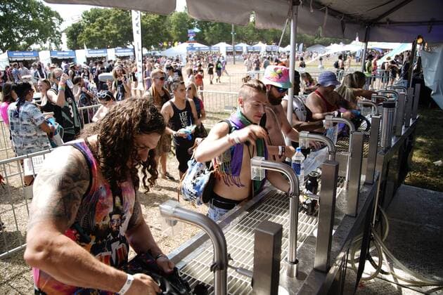 May 29, 2021, Tampa, Florida, USA: Electronic music fans fill up water bottles at complimentary water stations at the Sunset Music Festival on Saturday, May 29, 2021 in Tampa. The 2020 festival was cancelled due to the COVID-19 pandemic. Tampa USA - ZUMAs70_ 20210529_zan_s70_083 Copyright: xLuisxSantanax