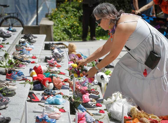 News Bilder des Tages (210530) -- VANCOUVER, May 30, 2021 -- A resident lays flowers while attending a memorial event for the 215 children whose remains have been found buried at a former Kamloops residential school outside Vancouver Art Gallery in Vancouver, British Columbia, Canada, May 29, 2021. The reported discovery of the remains of 215 indigenous children at a former residential school in Kamloops in western Canada has shocked Canadian people. In a press release on Friday, the British Columbia Assembly of First Nations said it is grieving the location of the 215 children. (Photo by Xinhua) CANADA-VANCOUVER-KAMLOOPS INDIGENOUS SCHOOL-CHILDREN REMAINS-MEMORIAL LiangxSen 