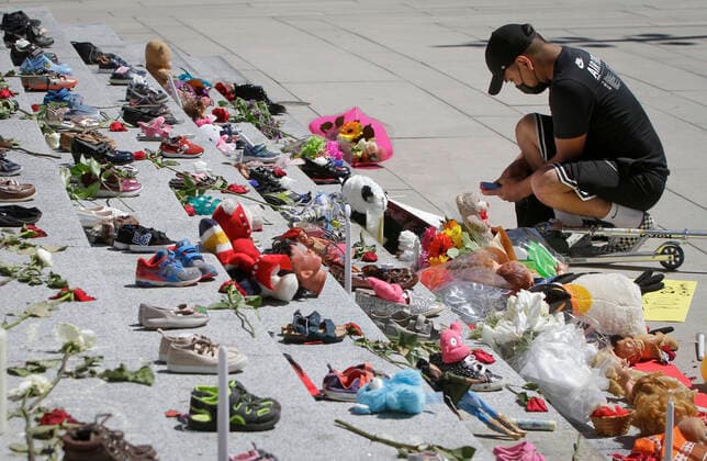 (210530) -- VANCOUVER, May 30, 2021 -- A resident attends a memorial event for the 215 children whose remains have been found buried at a former Kamloops residential school outside Vancouver Art Gallery in Vancouver, British Columbia, Canada, May 29, 2021. The reported discovery of the remains of 215 indigenous children at a former residential school in Kamloops in western Canada has shocked Canadian people. In a press release on Friday, the British Columbia Assembly of First Nations said it is grieving the location of the 215 children. (Photo by Xinhua) CANADA-VANCOUVER-KAMLOOPS INDIGENOUS SCHOOL-CHILDREN REMAINS-MEMORIAL LiangxSen 