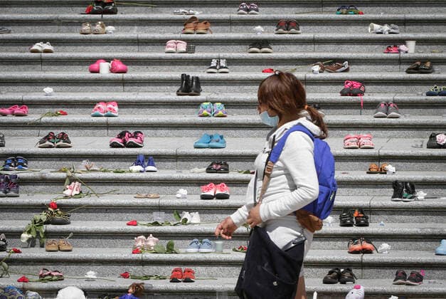 News Bilder des Tages (210530) -- VANCOUVER, May 30, 2021 -- Children s shoes are placed on the staircase outside Vancouver Art Gallery during a memorial event for the 215 children whose remains have been found buried at a former Kamloops residential school in Vancouver, British Columbia, Canada, May 29, 2021. The reported discovery of the remains of 215 indigenous children at a former residential school in Kamloops in western Canada has shocked Canadian people. In a press release on Friday, the British Columbia Assembly of First Nations said it is grieving the location of the 215 children. (Photo by Xinhua) CANADA-VANCOUVER-KAMLOOPS INDIGENOUS SCHOOL-CHILDREN REMAINS-MEMORIAL LiangxSen 