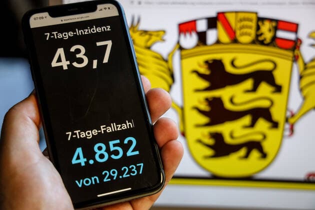Coronavirus in Germany Covid 19 Dashboard of the Robert Koch Institute DEU, Germany, Baden Württemberg, 30 05 2021 The 7-day incidence for the state Cases last 7 days 100 000 p.e. is displayed on an iPhone, in the background the state coat of arms