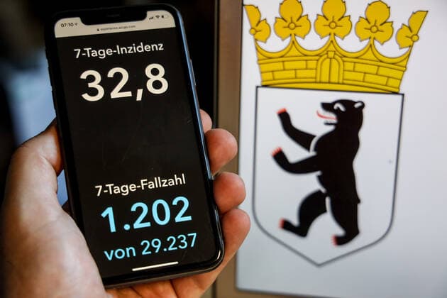 Coronavirus in Germany Covid 19 Dashboard of the Robert Koch Institute DEU, Germany, Berlin, 30 05 2021 The 7-day incidence for the state Cases last 7 days 100 000 p.e. is displayed on an iPhone, in the background the state coat of arms