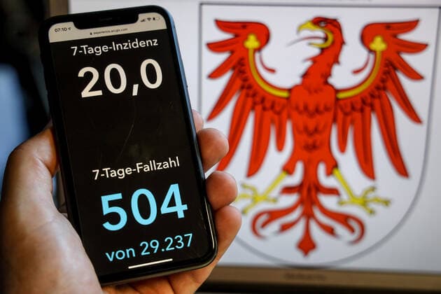 Coronavirus in Germany Covid 19 Dashboard of the Robert Koch Institute DEU, Germany, Brandenburg, 30 05 2021 The 7-day incidence for the state Cases last 7 days 100 000 PE is displayed on an iPhone, with the state coat of arms in the background.
