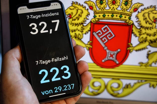 Coronavirus in Germany Covid 19 Dashboard of the Robert Koch Institute DEU, Germany, Bremen, 30 05 2021 The 7-day incidence for the state Cases last 7 days 100 000 p.e. is displayed on an iPhone, in the background the state coat of arms